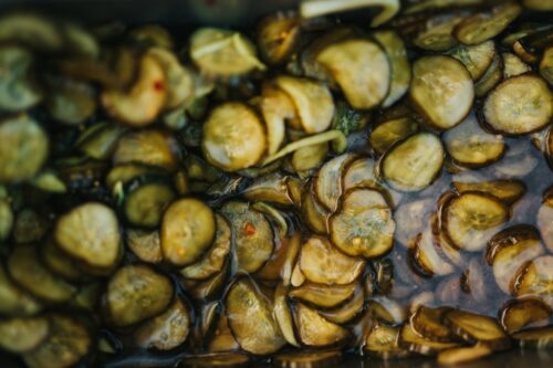 Comment réutiliser l'eau des cornichons ?
